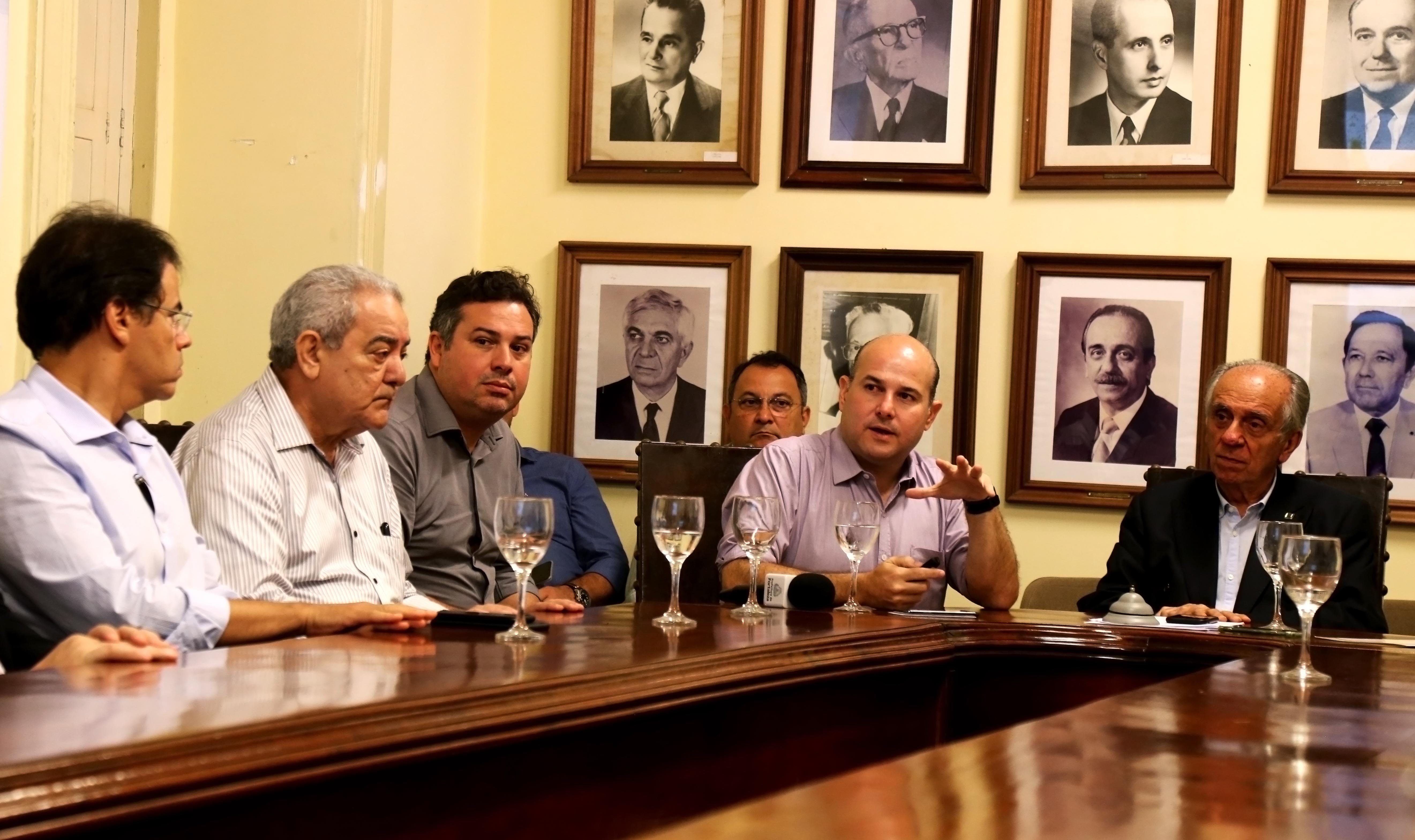 sala da ACC com um grupo de pessoas sentado ao redor de uma mesa